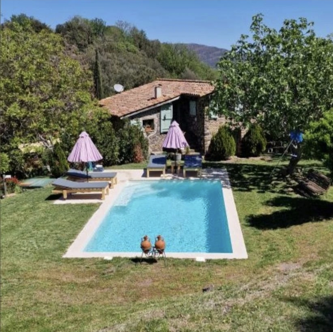 Piscina privada y toallas